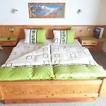 Alpenblick, Ganzes Ferienhaus, 5 Zi, 4 Baeder, Gratis Parkplatz, Sonnenterrasse Holiday home Heiligenblut