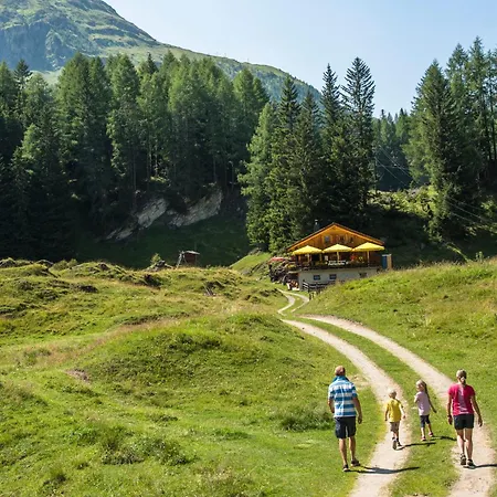 Feriehus Alpenblick, Ganzes Ferienhaus, 5 Zi, 4 Baeder, Gratis Parkplatz, Sonnenterrasse *