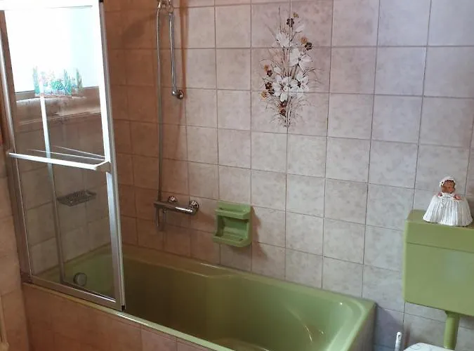 Haus Alpenblick, Ganzes Ferienhaus, 5 Zi, 4 Baeder, Gratis Parkplatz, Sonnenterrasse Dom wakacyjny *